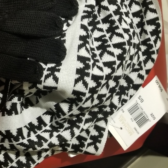 New nicely wrapped MK gloves & infinity scaf - Picture 3 of 3